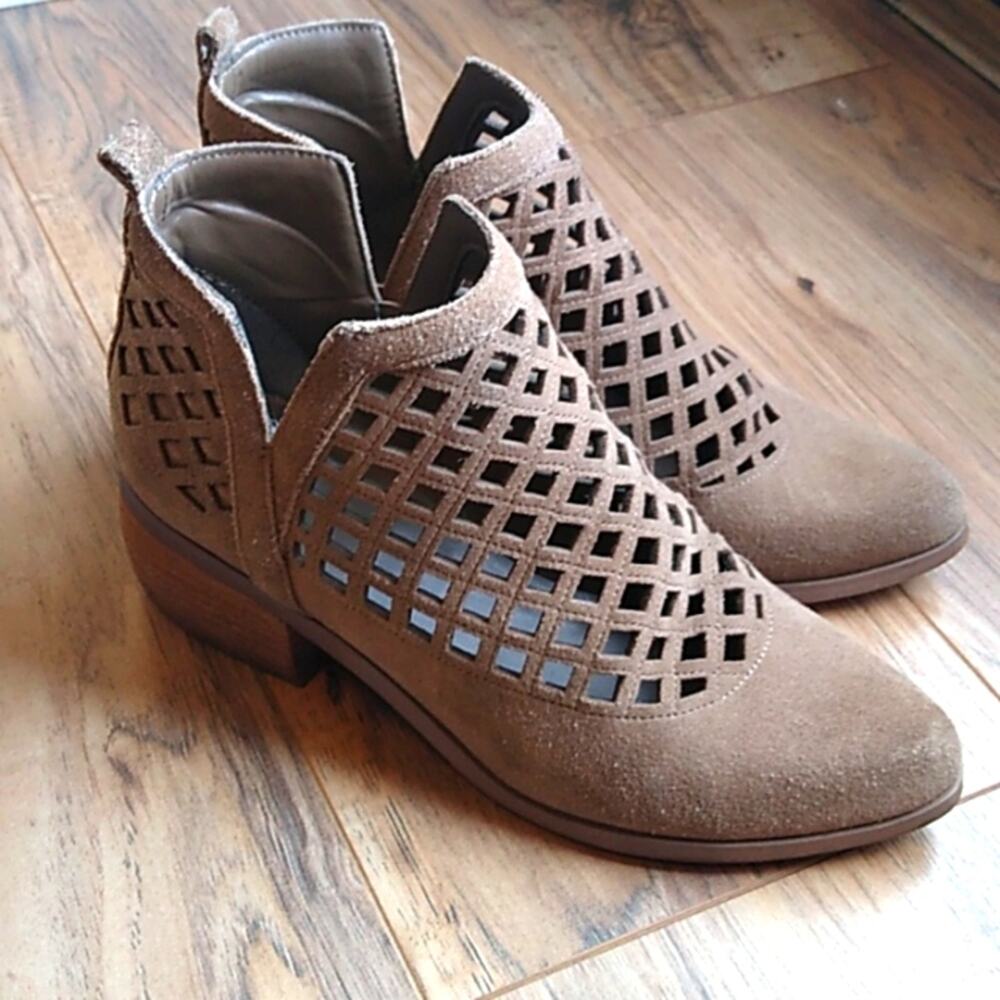 Croma Vintage Size 7.5 Stacked Heel ladis Cut Out Sued Boho Western Booties